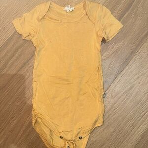 Kyte Baby Short Sleeve Bodysuit in Honey